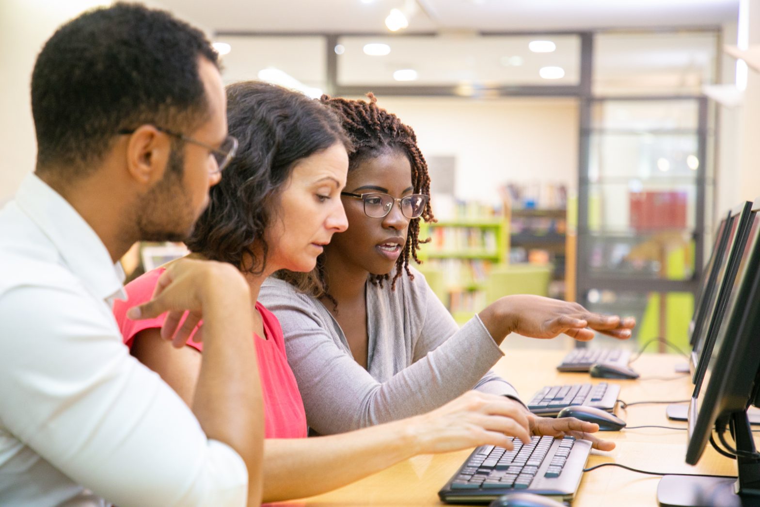 An instructor explaining an online class to trainees.